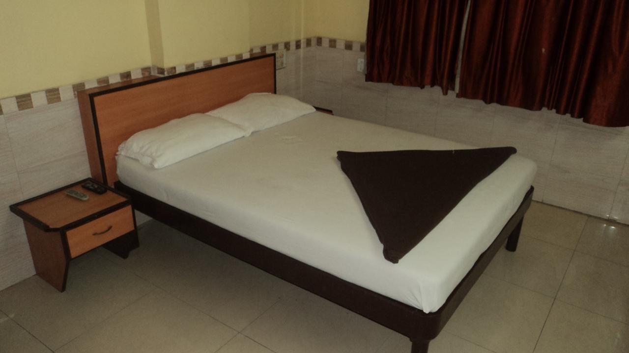 Girija Payyade Hotel Kalyan Exterior photo
