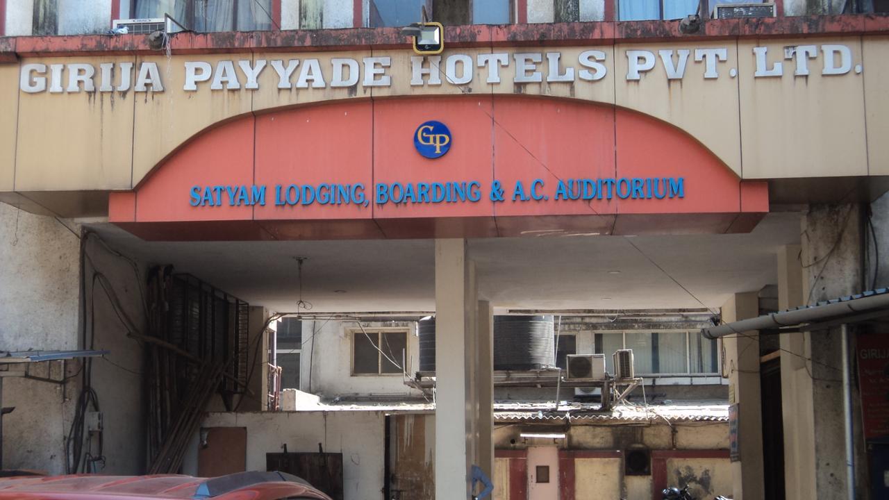 Girija Payyade Hotel Kalyan Exterior photo