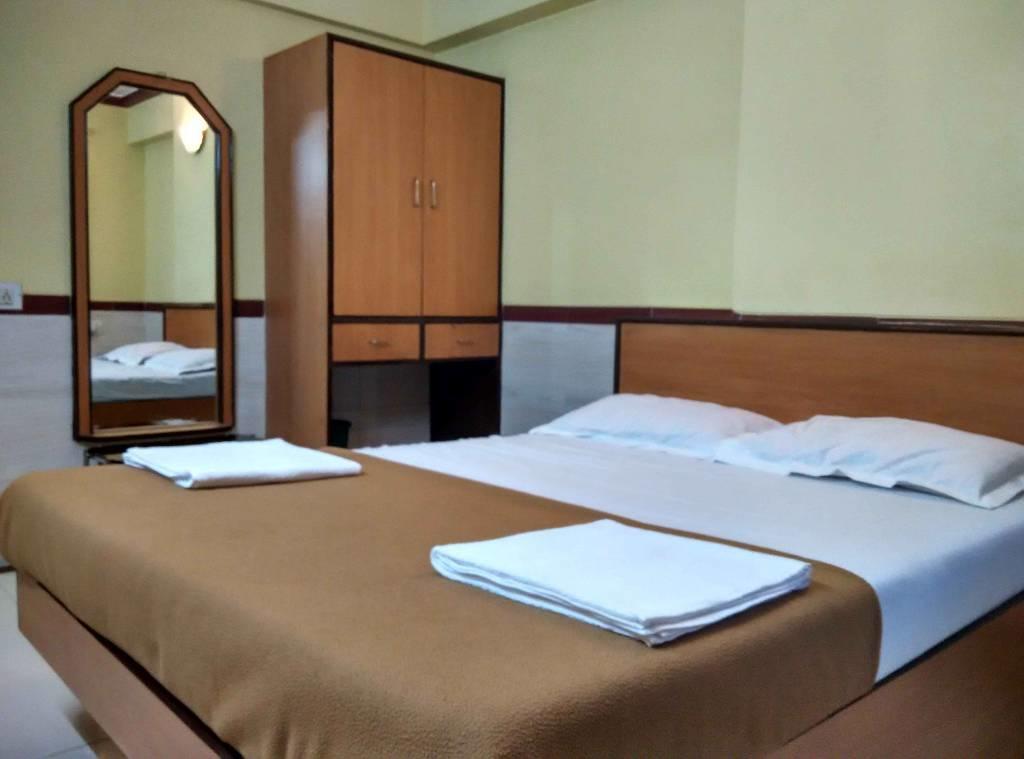 Girija Payyade Hotel Kalyan Exterior photo