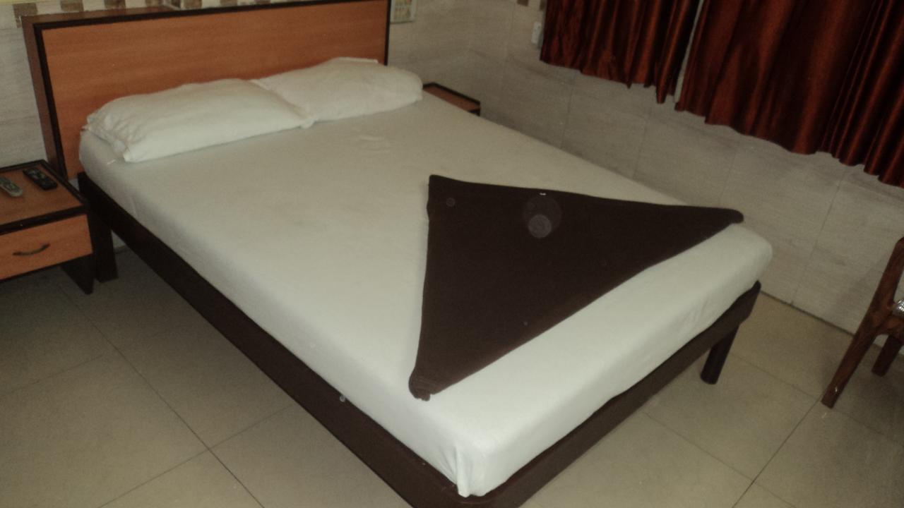 Girija Payyade Hotel Kalyan Exterior photo