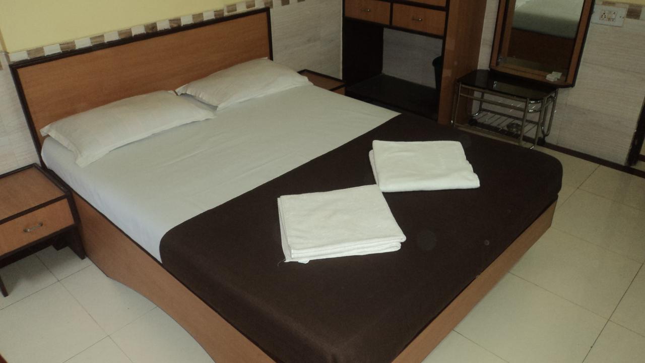 Girija Payyade Hotel Kalyan Exterior photo