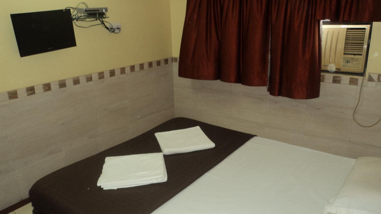 Girija Payyade Hotel Kalyan Exterior photo