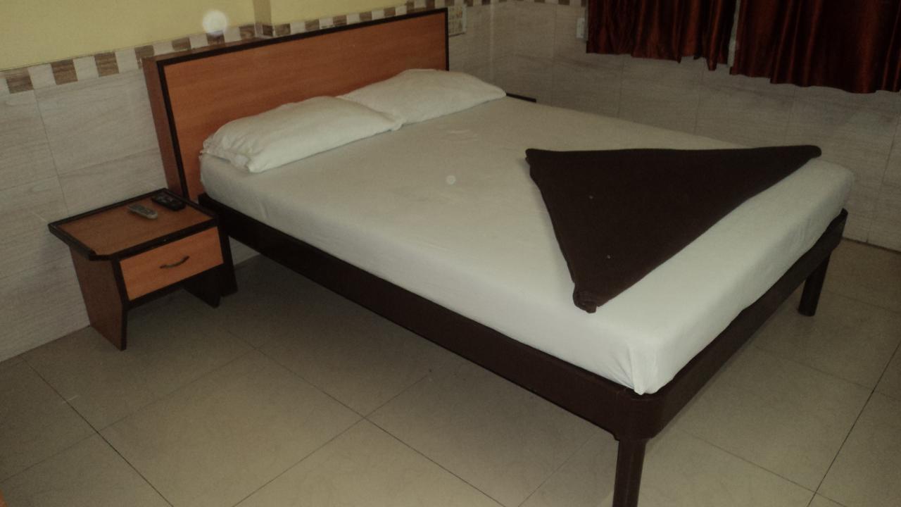 Girija Payyade Hotel Kalyan Exterior photo
