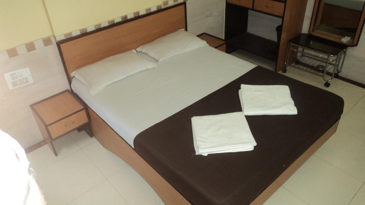 Girija Payyade Hotel Kalyan Exterior photo